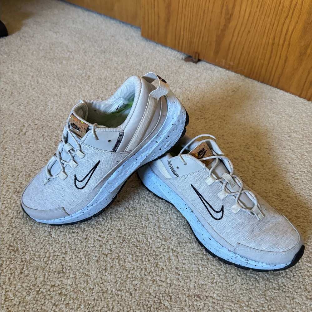 Nike Cream and Blue Athletic Shoes with Cushioned Midsole